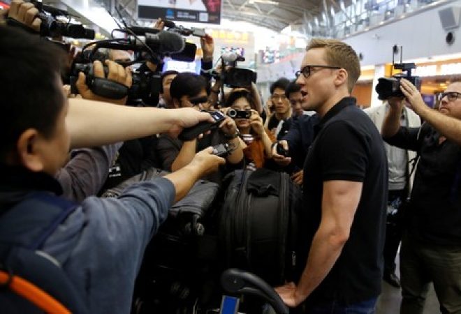 Jornalista Will Ripley, da CNN, concede entrevista em aeroporto de Pequim antes de embarcar em voo para Coreia do Norte