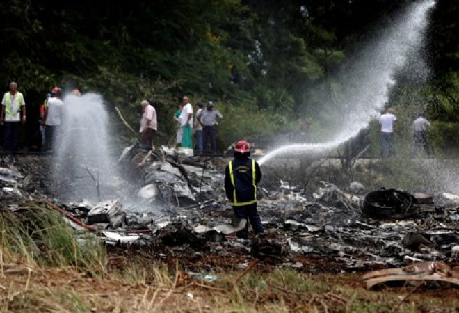 Destroços de avião que caiu em Cuba, matando ao menos 111 pessoas
