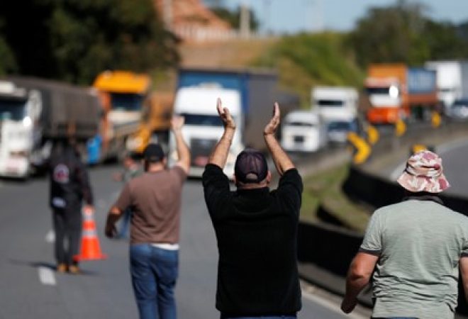 Motoristas de caminhões bloqueiam a rodovia BR-116 em Curitiba com seus veículos durante greve