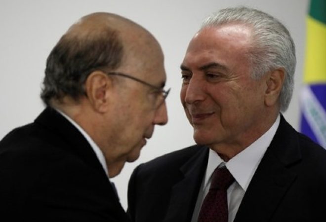 Pré-candidato do MDB à Presidência, Henrique Meirelles, ao lado do presidente Michel Temer durante cerimônia em Brasília