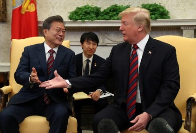 Presidente dos EUA, Donald Trump, e presidente da Coreia do Sul, Moon Jae-In, na Casa Branca, em Washington