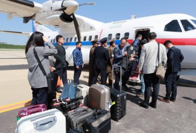 Jornalistas sul-coreanos que irão visitar local de testes nucleares da Coreia do Norte chegam a aeroporto de Wonsan, na Coreia do Norte