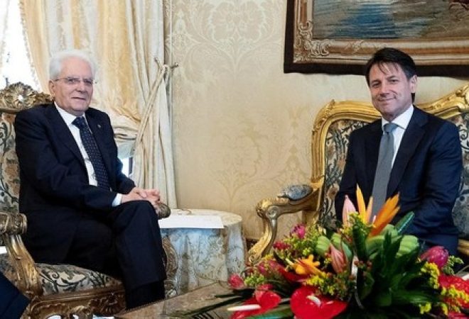 Presidente italiano, Sergio Mattarella, e indicado a premiê, Giuseppe Conte, em Roma