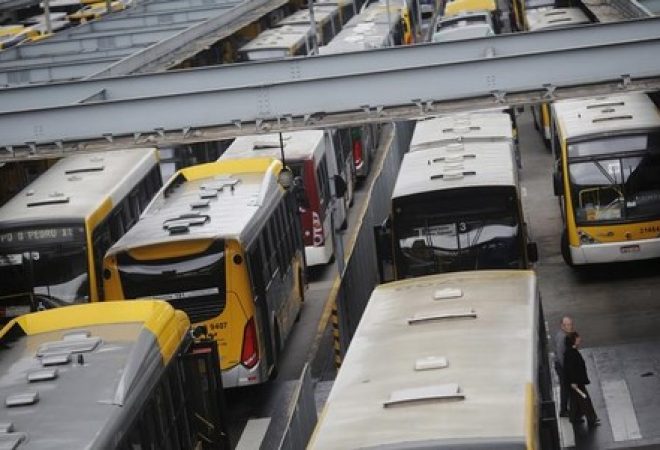 Ônibus em terminal Parque Dom Pedro II em São Paulo