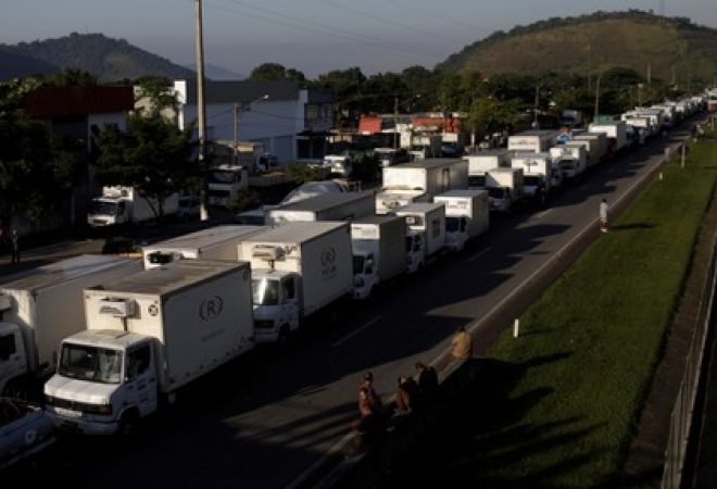Caminhoneiros em Guapimirim em greve nacional