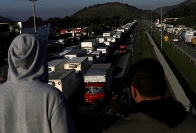 Caminhoneiros bloqueiam BR-116 em Guapimirim, perto do Rio de Janeiro