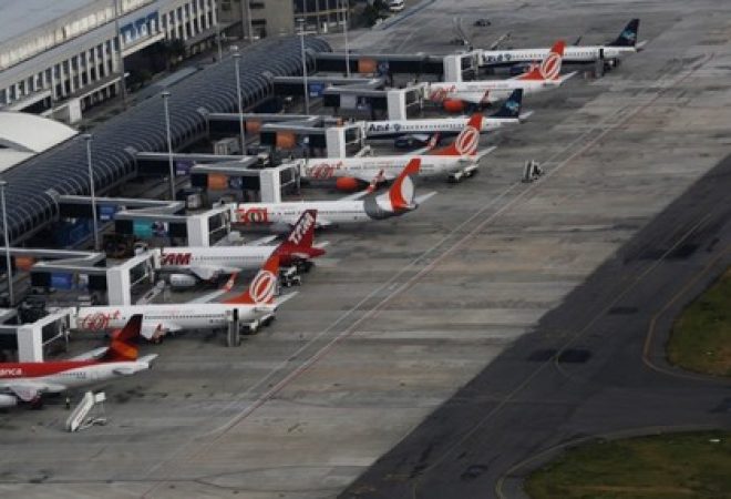 Aviões de Gol, TAM e Azul no pátio do aeroporto Santos Dumont, no Rio de Janeiro