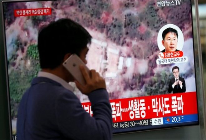 Homem passa por televisão transmitindo reportagem sobre destruição de instalação de testes nucleares norte-coreana em Seul, Coreia do Sul