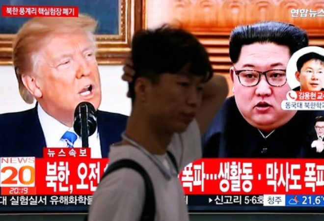 Homem passa por televisão transmitindo reportagem sobre destruição de instalação de testes nucleares norte-coreana em Seul, Coreia do Sul
