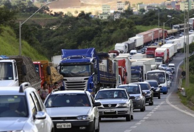 Protesto de caminhoneiros na rodovia BR 381 em Betim, no Estado de Minas Gerais