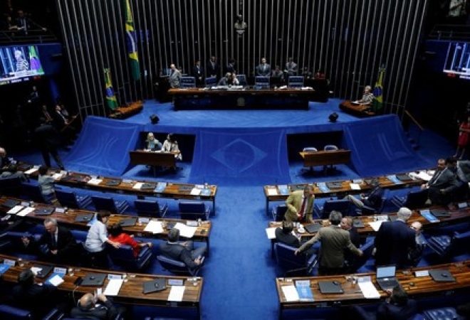 Visão geral do plenário do Senado Federal durante sessão em Brasília