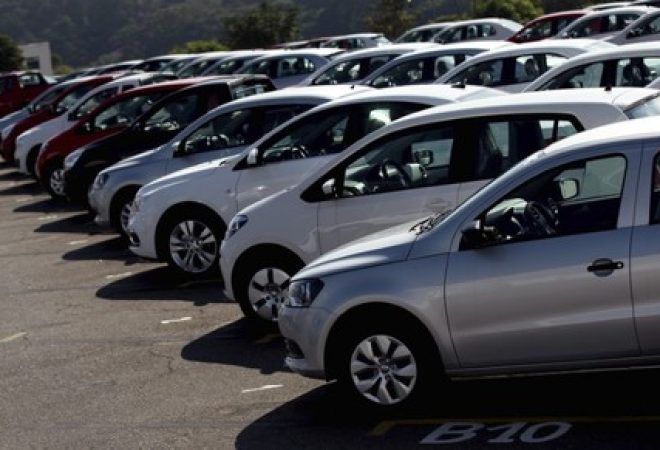 Veículos em fábrica da GM em São José dos Campos