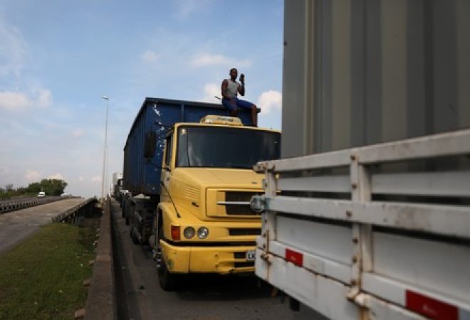 Caminhoneiros protestam contra alta do diesel em Duque de Caxias, no Rio de Janeiro