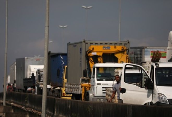 Caminhoneiros fazem protesto em Duque de Caxias, no Rio de Janeiro