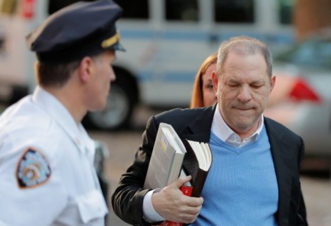 Produtor cinematográfico Harvey Weinstein chega a delegacia em Nova York, Estados Unidos