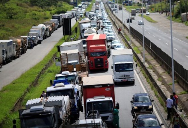 Caminhoneiros bloqueiam rodovia BR-024 em Simões Filho, perto de Salvador