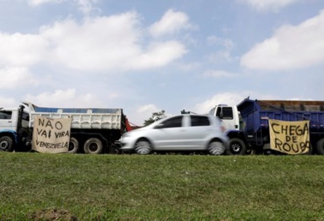 Caminhoneiros bloqueiam rodovia durante protesto em São Paulo