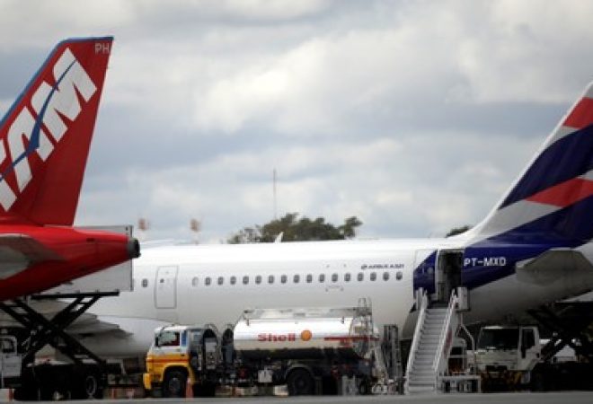 Avião é abastecido no aeroporto internacional de Brasília