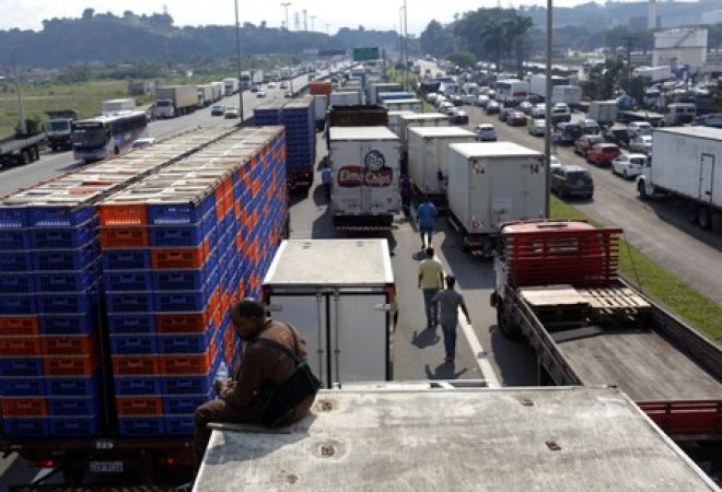 Caminhoneiros participam de protesto contra alta do diesel em Duque de Caxias perto do Rio de Janeiro