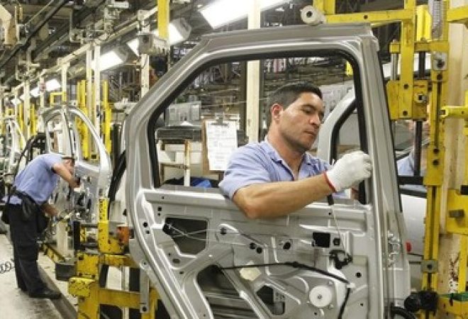 Trabalhadores em fábrica de automóveis em São José dos Pinhais