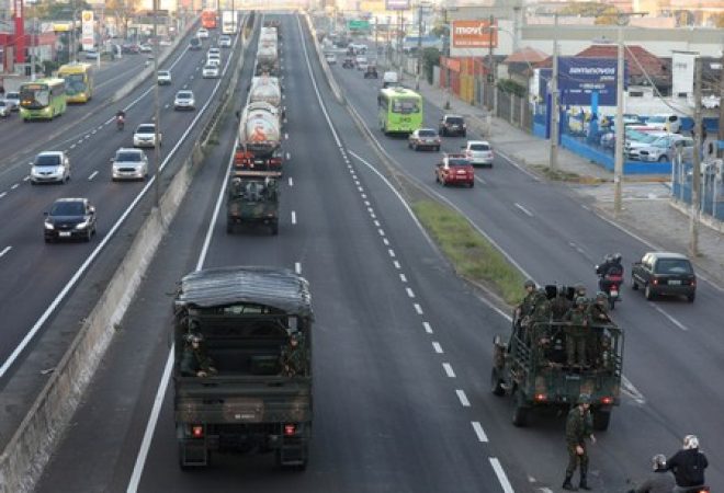 Carros do Exército escoltam caminhões-tanque na BR-116 em Canoas (RS)