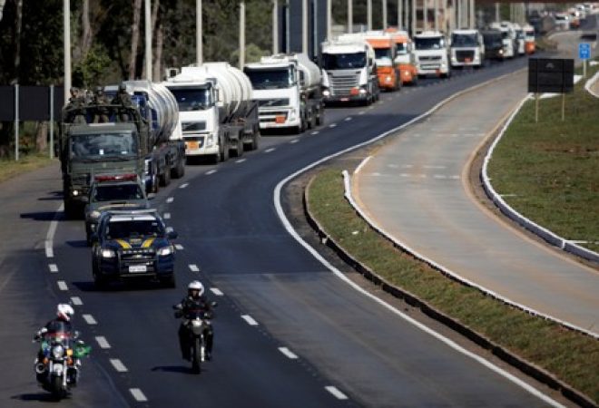 Militares escoltam caminhões com combustível para aviação em Brasília