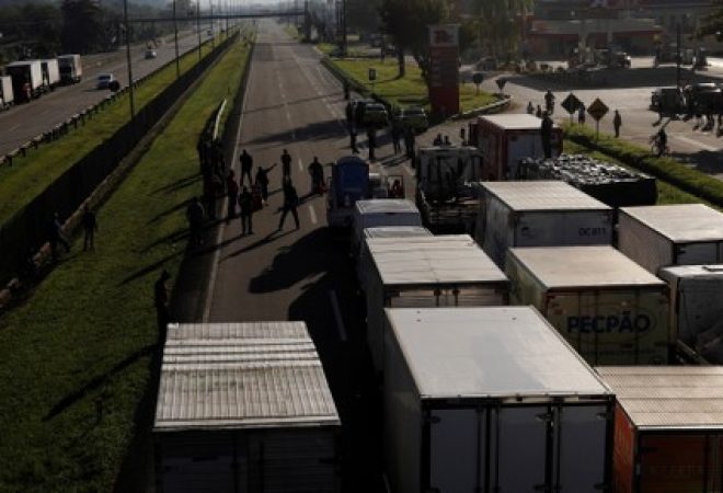 Caminhoneiros bloqueian rodovia no Rio de Janeiro, Brasil