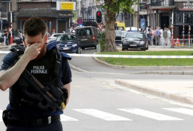 Policial em local de ataque em Liège, na Bélgica