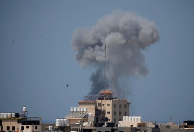 Fumaça é vista em Gaza após ataque áereo de Israel
