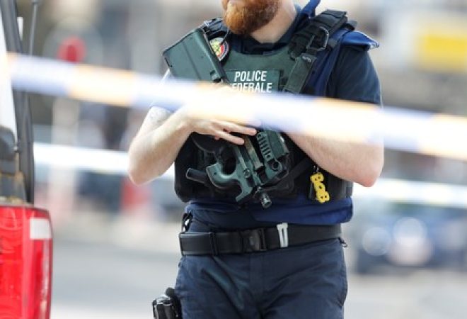 Policial é visto em local de ataque em Liège, na Bélgica