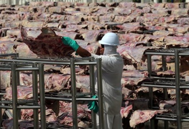 Funcionário trabalha em unidade de produtora de carne em Santana de Parnaíba