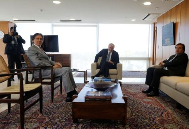 Presidentes da República, Michel Temer (C), do Senado, Eunício Oliveira (E), e da Câmara dos Deputados, Rodrigo Maia (D), durante reunião no Palácio do Planalto