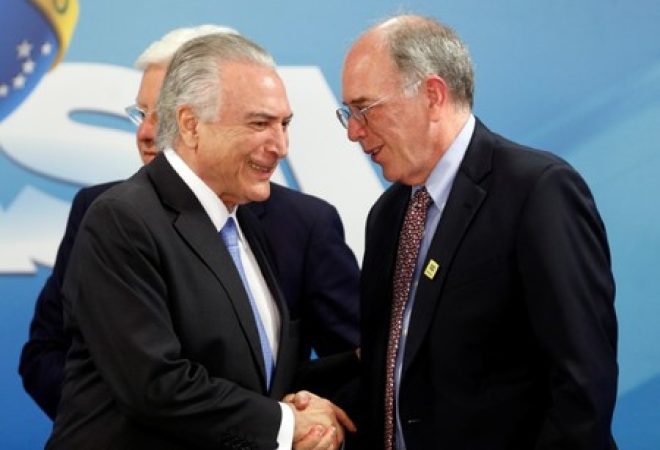 Presidente Michel Temer cumprimenta presidente da Petrobras, Pedro Parente, durante cerimônia no Palácio do Planalto