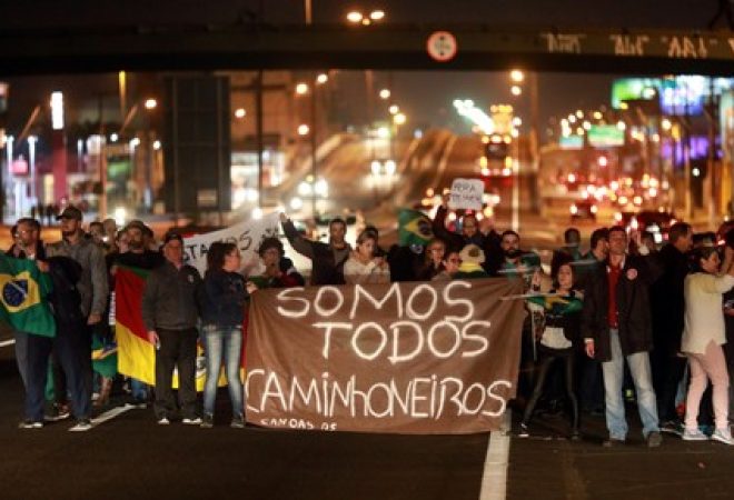 Manifestantes participam de protesto em apoio a movimento de caminhoneiros em Canoas