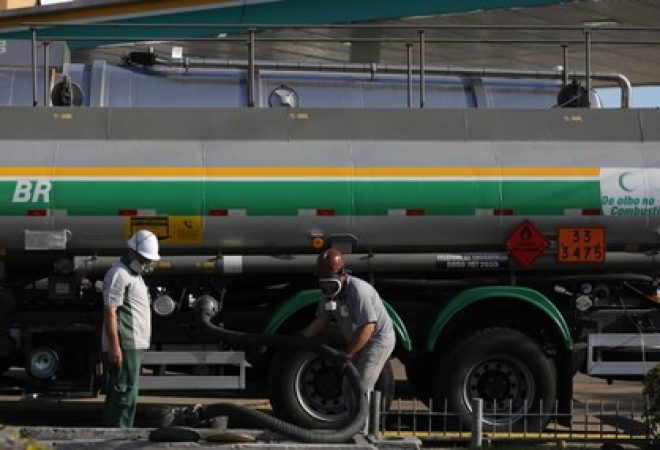 Caminhão é abastecido em posto de gasolina em Porto Alegre