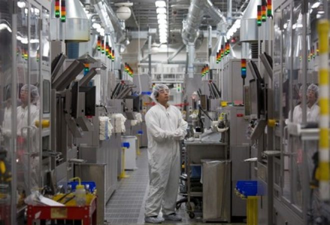 Funcionário opera máquina em fábrica em Oregon, nos Estados Unidos