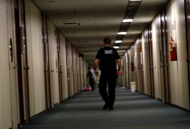 Agente da PF caminha dentro do Congresso em Brasília