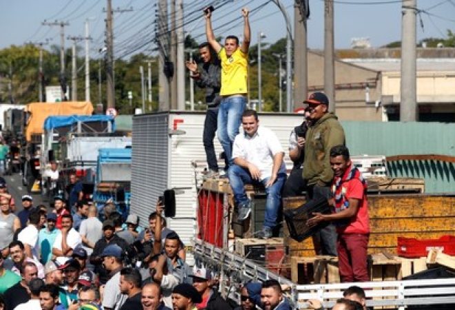 Caminhoneiros participam de protesto no Ceagesp, em São Paulo