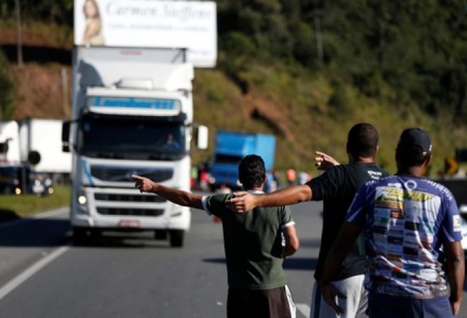 Caminhoneiros gesticulam para veículos na BR-116 em Curitiba durante greve