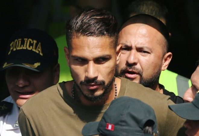O jogador de futebol peruano Paolo Guerrero chega a Lima, no Peru