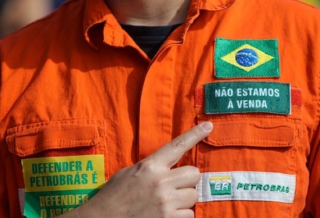 Petroleiro na entrada da refinaria Alberto Pasqualini, em Canoas (RS)