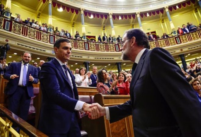 Novo primeiro-ministro da Espanha, Pedro Sánchez, cumprimenta o ex-premiê Mariano Rajoy após moção de censura no Parlamento em Madri