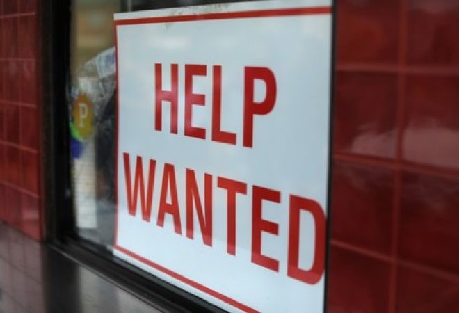 Placa indica que restaurante está com vagas de trabalho abertas na Califórnia, Estados Unidos