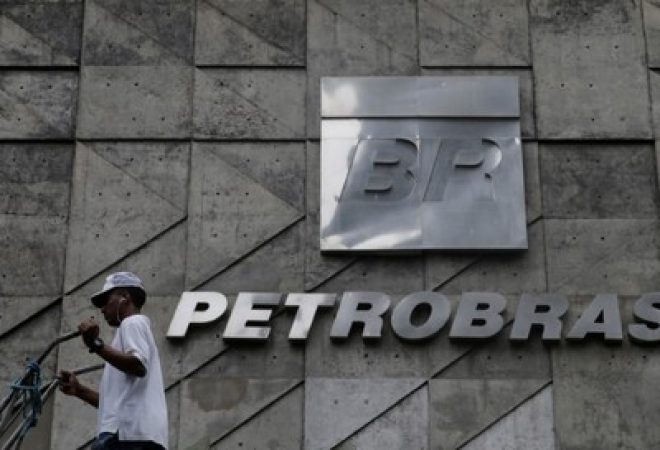 Homem passa por sede da Petrobras no Rio de Janeiro