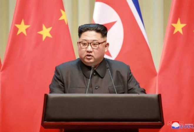 Líder norte-coreano, Kim Jong Un, durante discurso em Dalian, na China