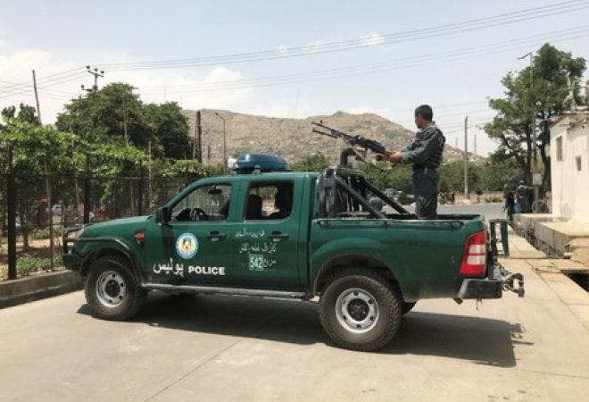 Policial monitora local de ataque em Cabul, no Afeganistão