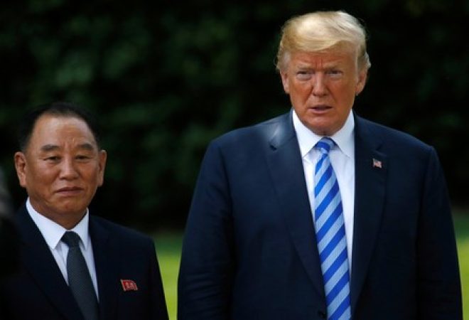 Presidente dos EUA, Donald Trump, e enviado norte-coreano, Kim Yong Chol, posam para fotos após reunião na Casa Branca