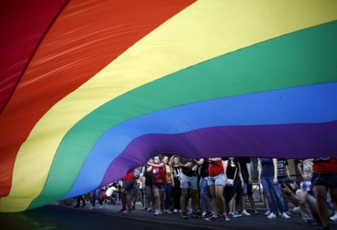 Ativistas de direitos homossexuais durante manifestação em Atenas, na Grécia