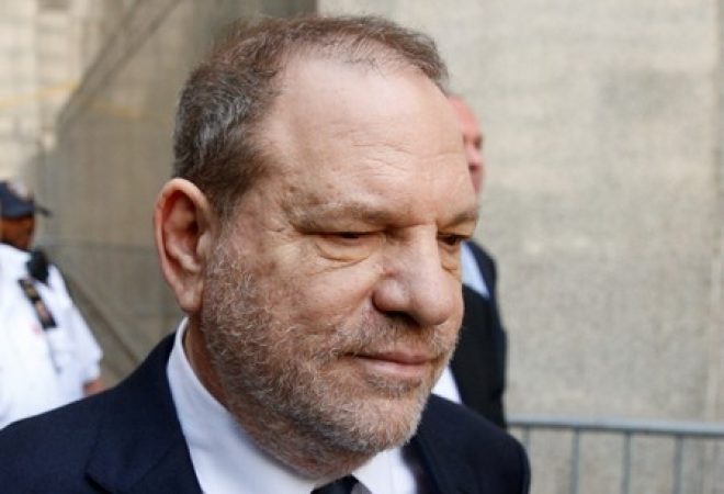 Produtor cinematográfico Harvey Weinstein  deixa tribunal em Manhattan