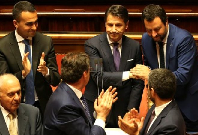 Novo premiê italiano Giuseppe Conte é aplaudido no Senado